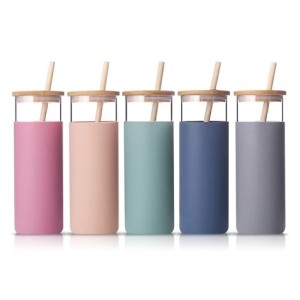 COPO DE VIDRO COM TAMPA DE BAMBU E CANUDO